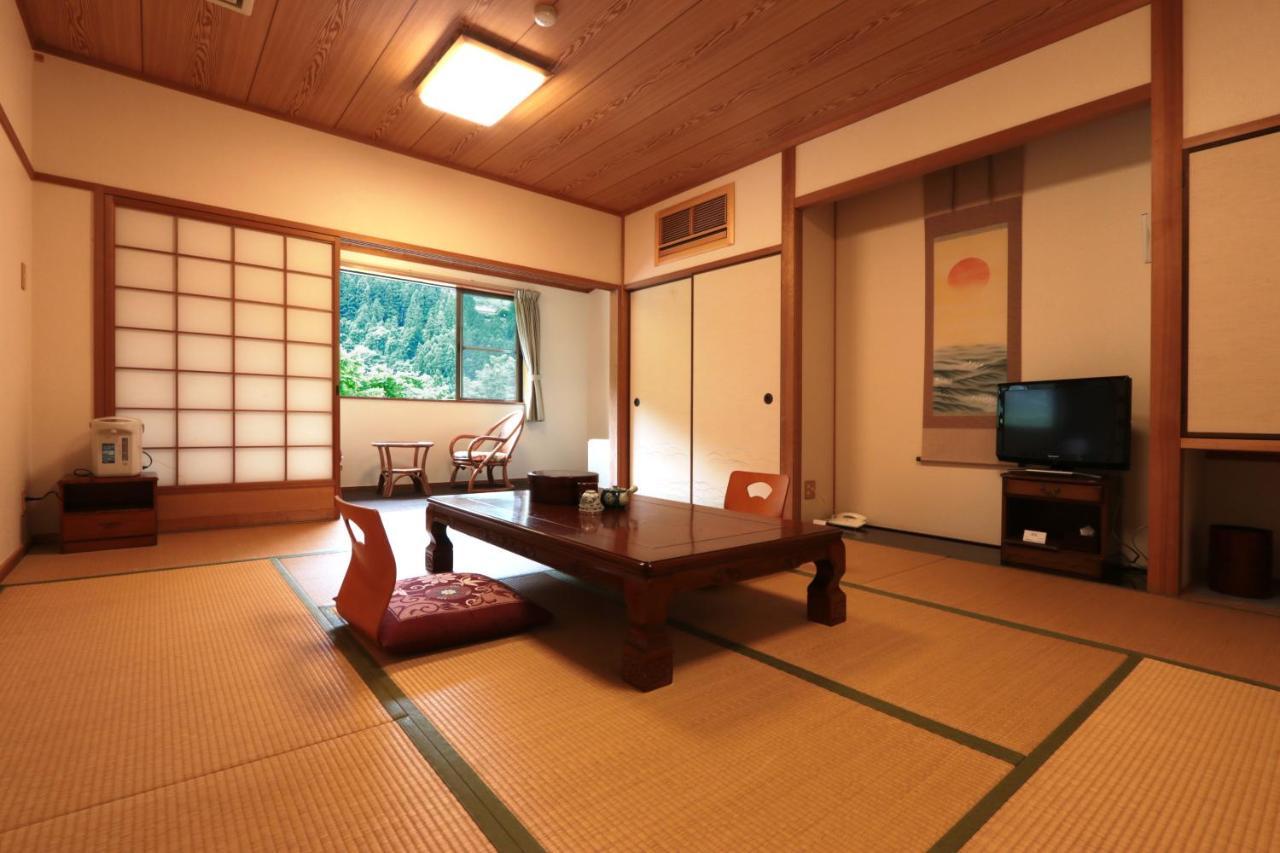Kazuraya Hotel Miyoshi  Exterior foto